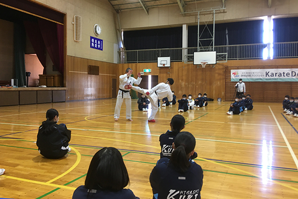 写真：久喜東中学校 空手道体験授業の模様1