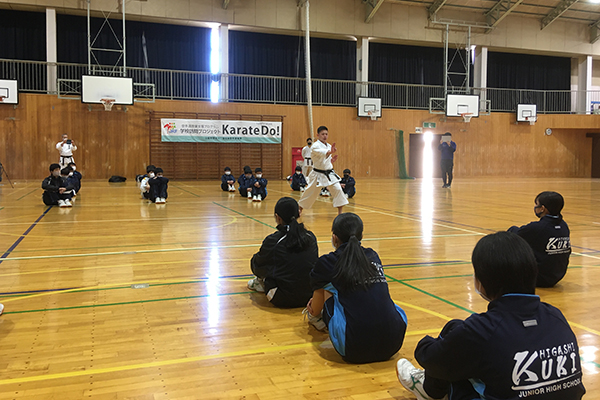 写真：久喜東中学校 空手道体験授業の模様2