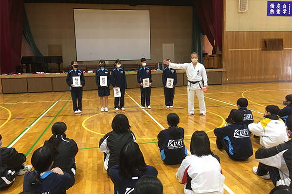 写真：久喜東中学校 空手道体験授業の模様3