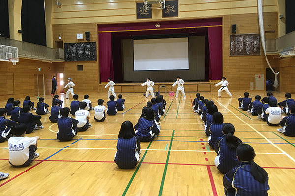 写真：志村第三中学校 空手道体験授業の模様2