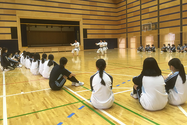 写真：武蔵野大学中での空手道授業の模様2