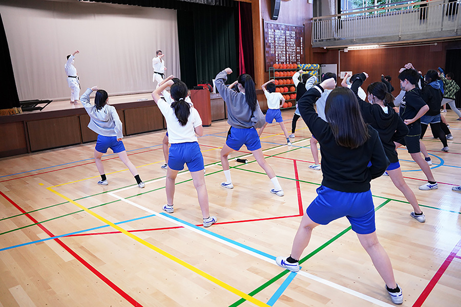 Read more about the article 東京・板橋区立加賀小学校と加賀中学校で空手道の体験学習