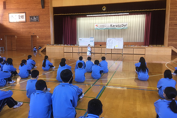 写真：御代田中学校 空手道体験授業の模様1