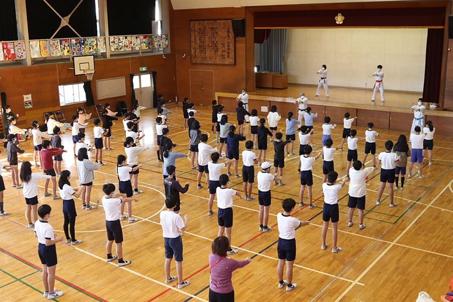 Read more about the article 東京・日野市立日野第一小学校で空手道の授業を実施