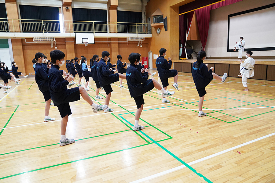 Read more about the article 東京・江戸川区立松江第四中学校で空手道の体験授業を実施