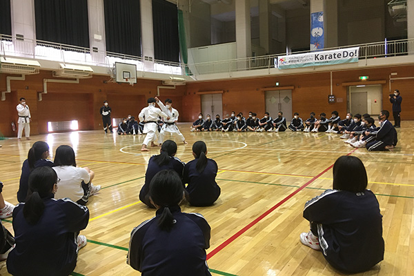 写真：空手道体験授業の模様2