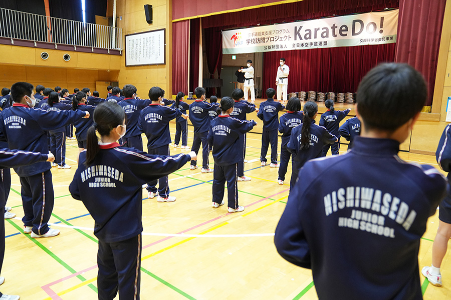 Read more about the article 東京・新宿区立西早稲田中学校で空手道の体験授業を実施