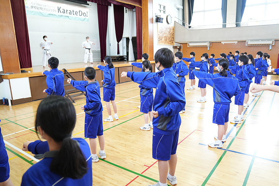 Read more about the article 東京・足立区立第十三中学校で空手道の体験授業を実施