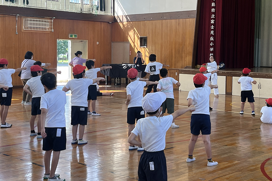 You are currently viewing 東京・昭島市立富士見丘小学校で空手道の体験授業を実施