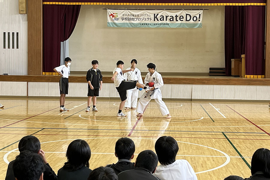 Read more about the article 東京・東大和市立第三中学校で空手道の体験授業を実施