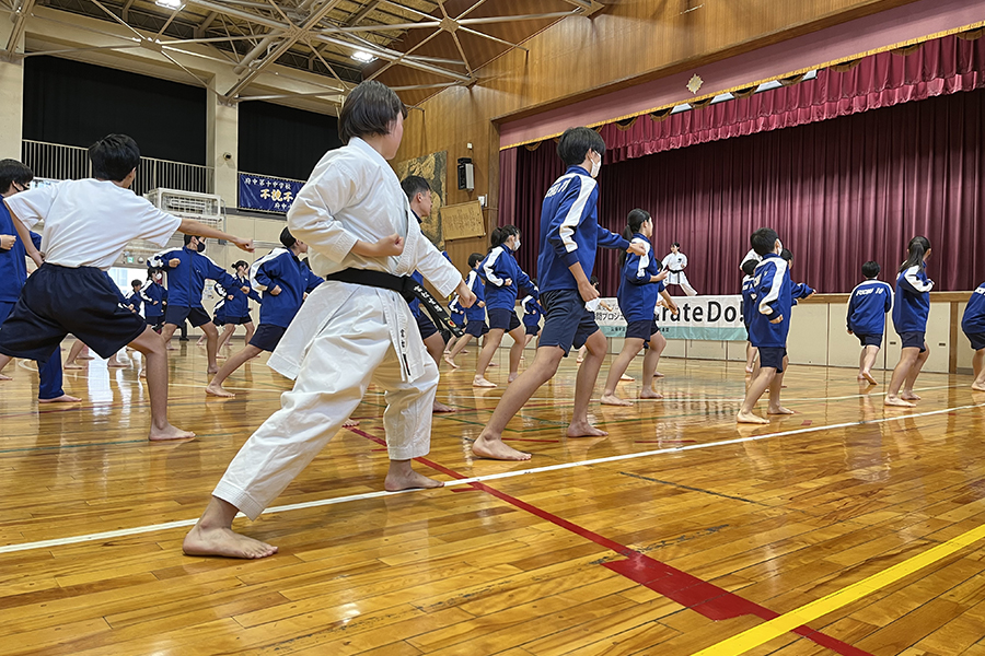 Read more about the article 東京・府中市立府中第十中学校で空手道の体験授業を実施