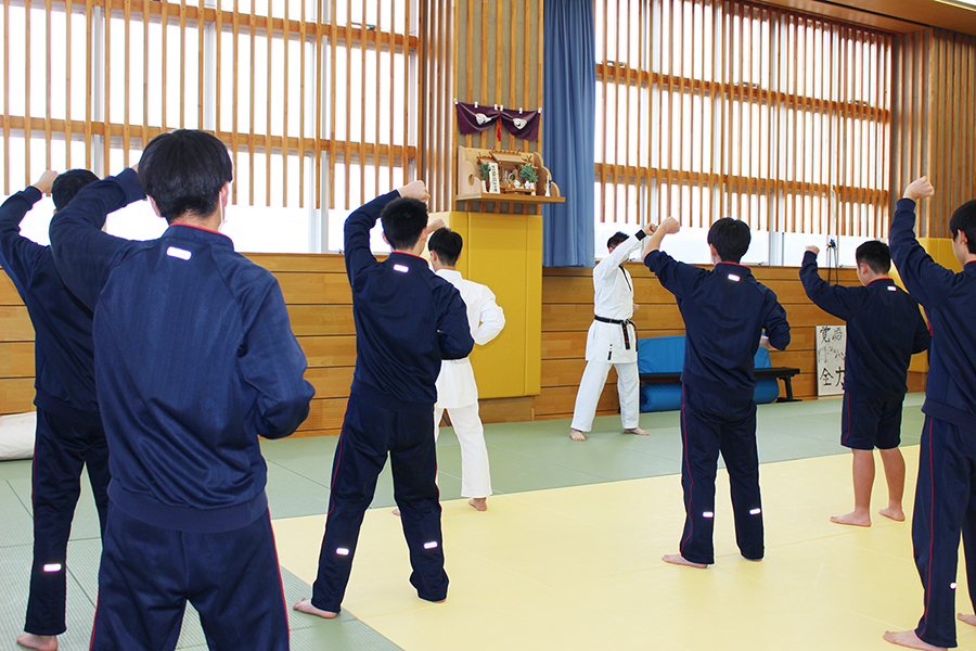 Read more about the article 山形県・高畠中学校において空手道体験授業を実施