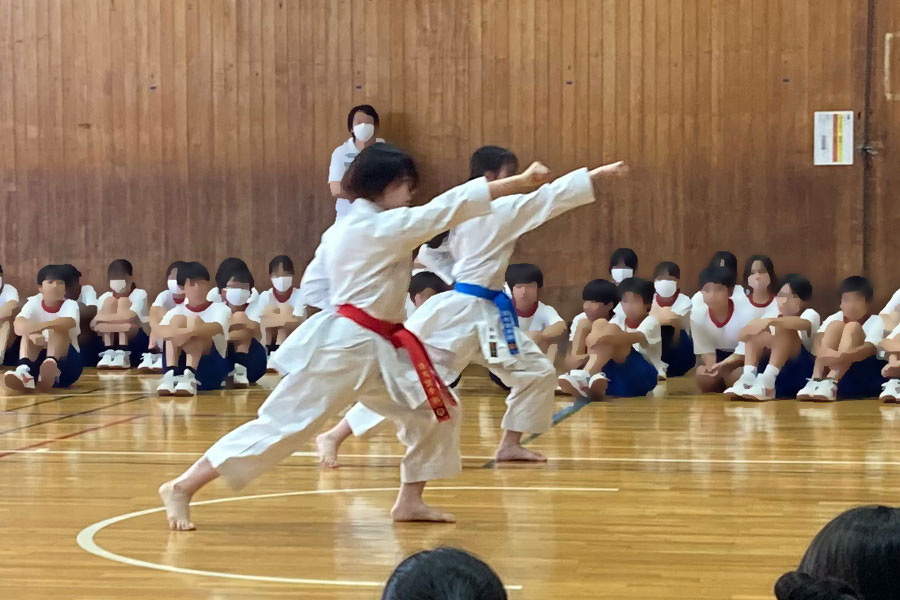 Read more about the article 東京・昭島市立多摩辺中学校で空手道の体験授業を実施