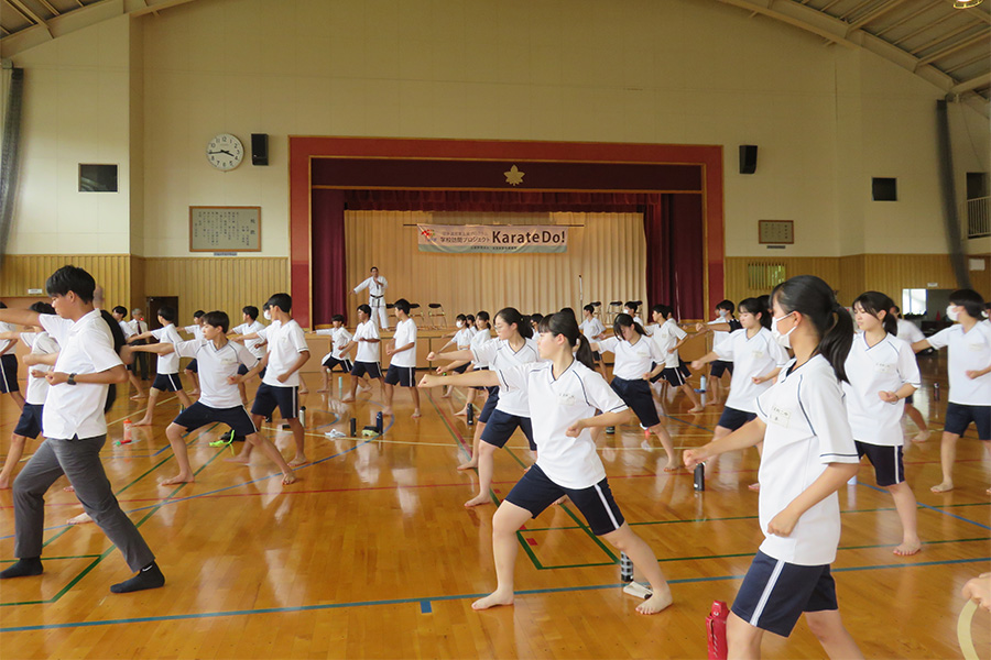 Read more about the article 栃木・足利市立第二中学校で空手道の体験授業を実施