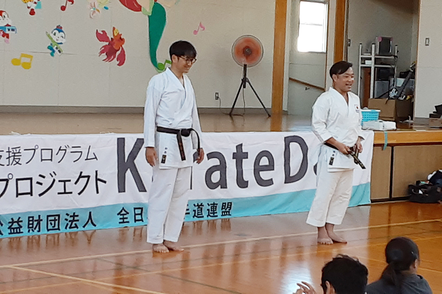 Read more about the article 青森・県立弘前第一養護学校で空手道の体験授業を実施