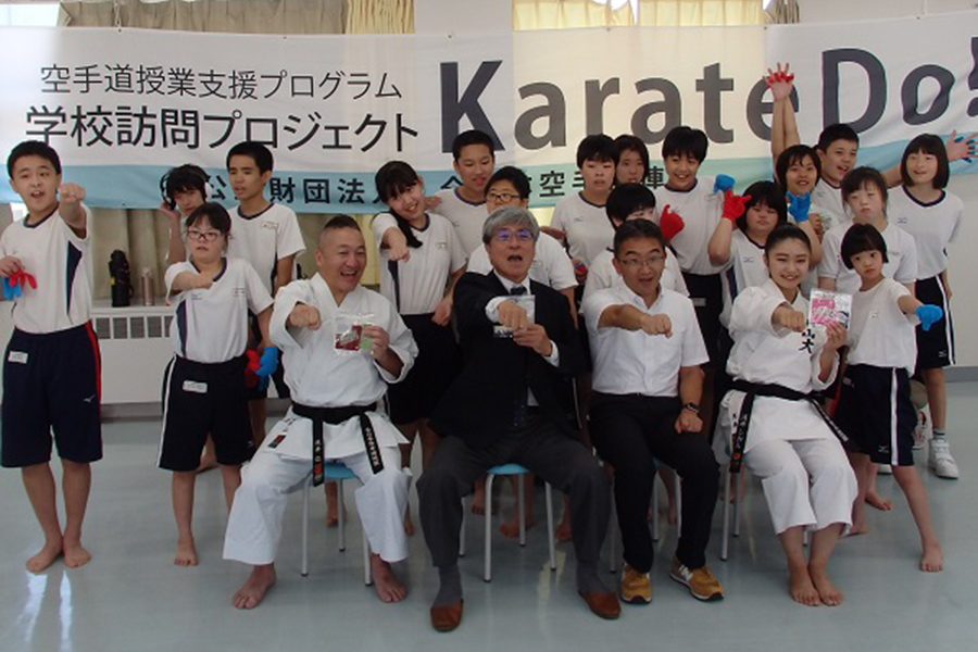 Read more about the article 愛知・県立三好特別支援学校で空手道の体験授業を実施