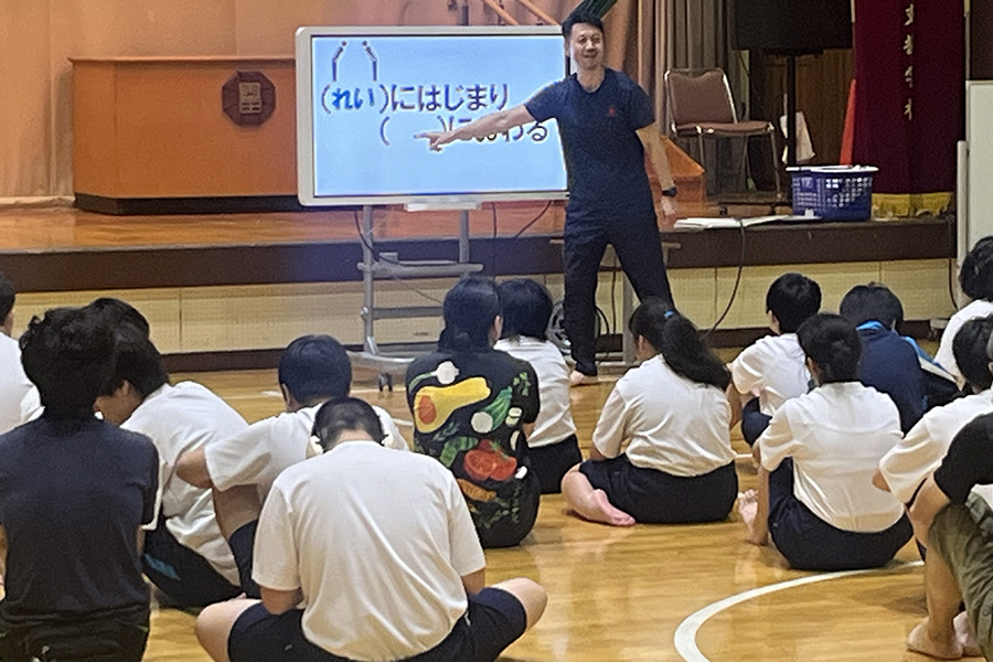 Read more about the article 東京・都立墨田特別支援学校の武道授業において礼法の研究授業が行われました