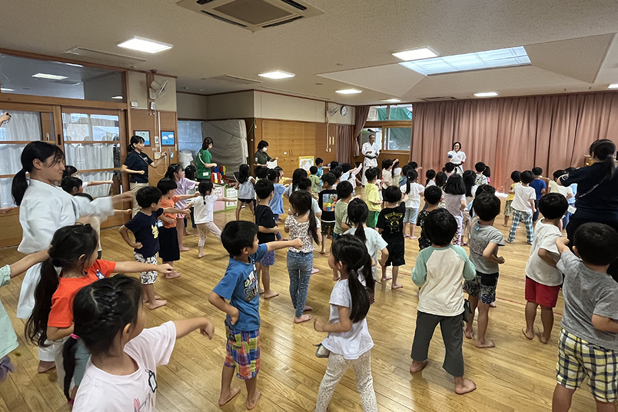 Read more about the article 東京・新宿区立四谷こども園で空手道の体験授業を実施