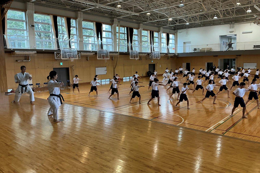 Read more about the article 東京・都立三鷹中等教育学校で空手道の体験授業を実施