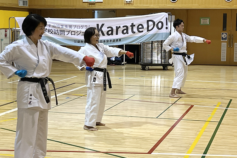 Read more about the article 東京・都立小平特別支援学校で空手道の体験授業を実施