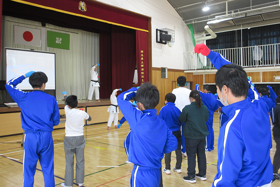 Read more about the article 栃木・県立那須特別支援学校で空手道の体験授業を実施