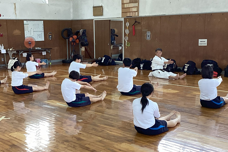 あなたが現在見ているのは 静岡・藤枝特別支援学校焼津分校で空手道の体験授業を実施