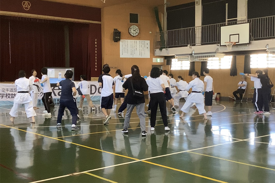 あなたが現在見ているのは 大阪府立住之江支援学校で空手道の体験授業を実施