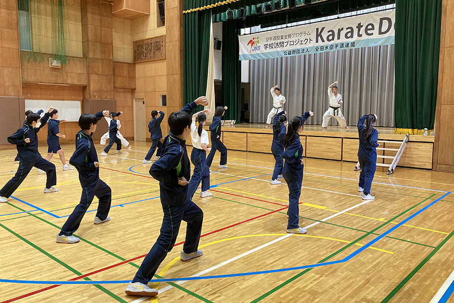 あなたが現在見ているのは 東京・品川区立荏原第六中学校で空手道の体験授業を実施