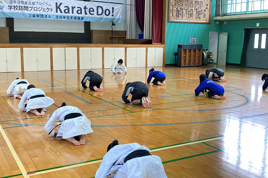 あなたが現在見ているのは 東京・檜原村立檜原中学校で空手道の体験授業を実施
