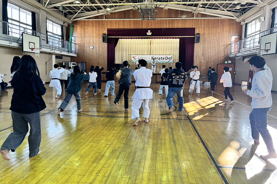 あなたが現在見ているのは 東京シューレ葛飾中学校で空手道の体験授業を実施