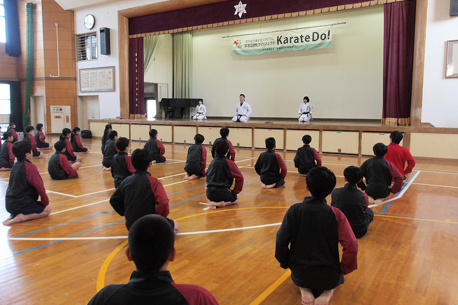 あなたが現在見ているのは 福岡市立原中央中学校で空手道の体験授業を実施