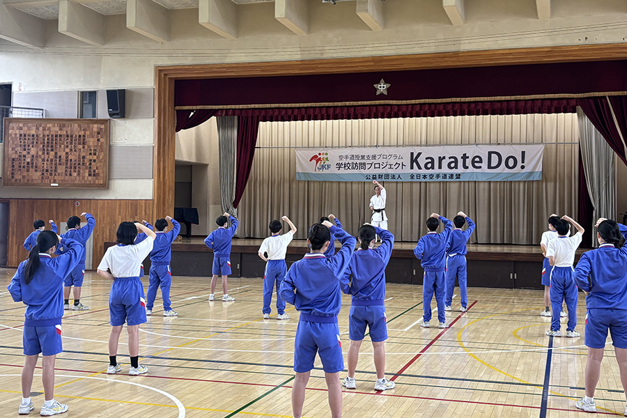 あなたが現在見ているのは 東京・葛飾区立奥戸中学校で空手道の体験授業を実施